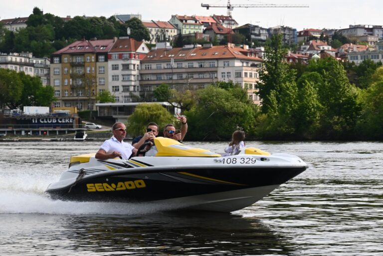 Jízda motorovým člunem Praha