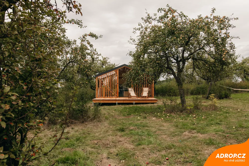 Glamping u Prahy v jabloňovém sadu