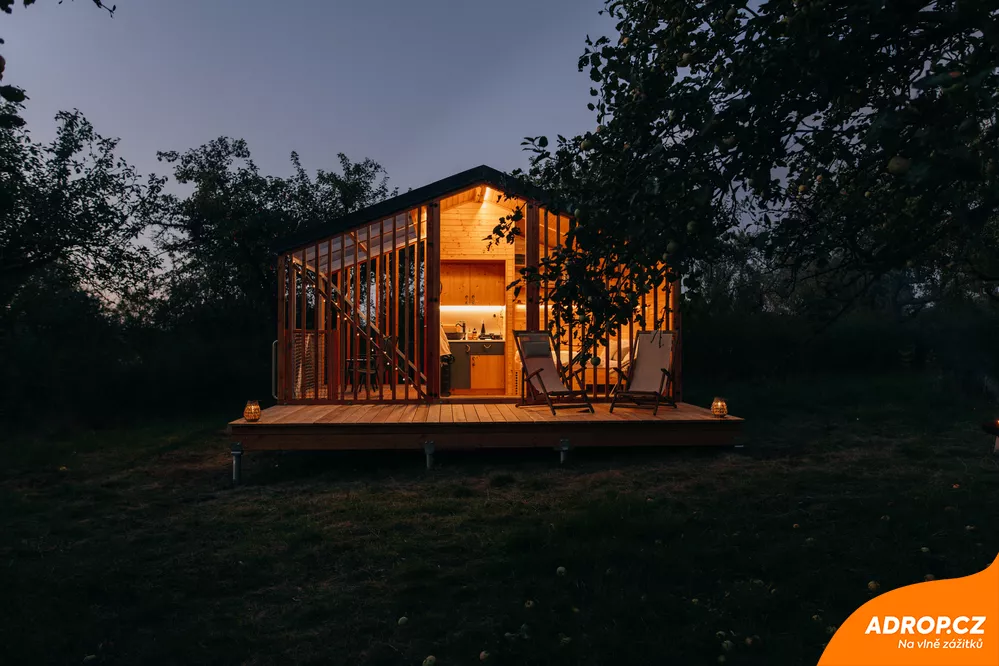 Glamping v jabloňovém sadu