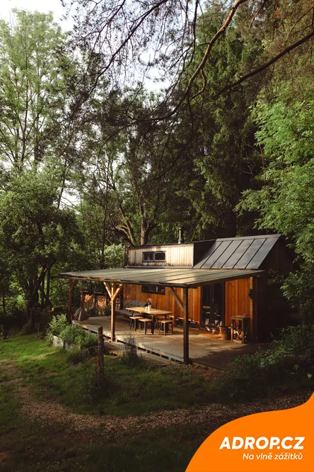Tiny house u Prahy v jabloňovém sadu