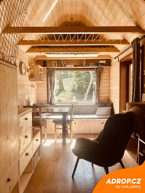 Tiny house v jabloňovém sadu