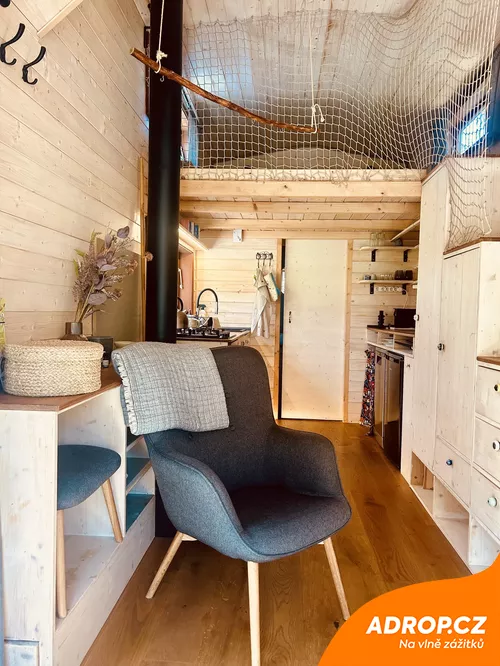 Glamping u Prahy v jabloňovém sadu
